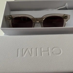 Chimi solglasögon  - Säljer mina supersnygga chimi solglasögon i färgen ecru. Sparsamt använda!❤️ förpackning och allt annat följer med!