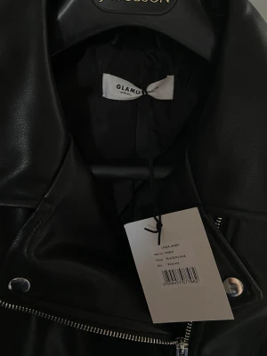 Glamurous skinnjacka  - Köpte fel storlek, glömde lämna tillbaka i tid.  Helt ny och oanvänd, prislappen sitter kvar. 