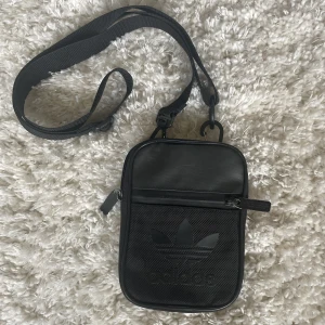 Adidas axelväska - Adidas axelväska