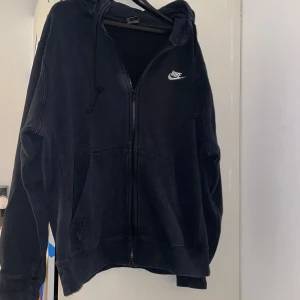 Nike - Säljer en Nike tröjan med luva som är i bra skick! 