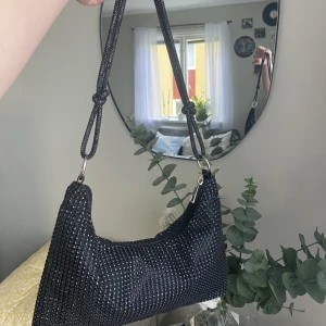 Glittrig väska  - Aldrig använd väska eftersom jag köpte en liknande jag tycker om mer 