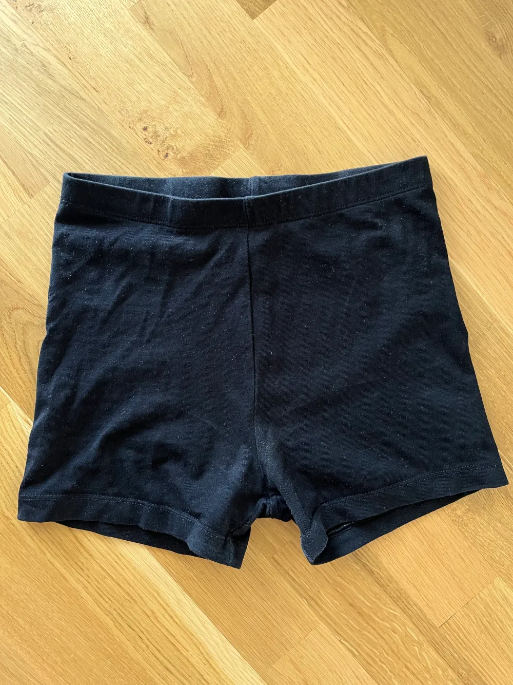 Hotpants/bomullsshorts från H&M. Perfekta att ha under klänning eller kjol. Stl XS men passar också S. Frakt tillkommer . Shorts.