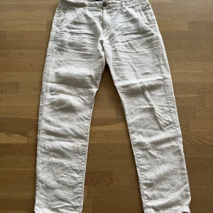 Linnebyxor herr - Säljer nu mina linnebyxor som jag använt 1 gång, nyskick! Säljer pga felköp! Nypris ligger på 599 kr, säljer dessa för 350 kr!  Storlek W 33/ L32. Skrynkliga på bilderna, kan lösa fler bilder om det behövs!
