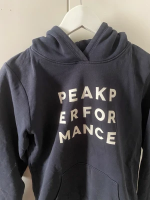 Hoodie - Mörkblå hoodie ifrån peak performance! Använd men fortfarande i bra skick! 