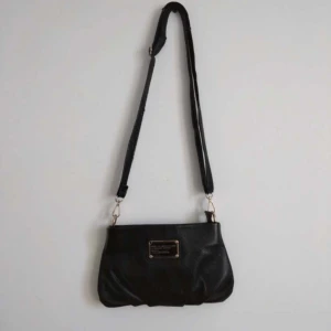 Marc Jacobs väska  - Säljer min marc Jacobs handväska som är i perfekt storlek☺️☺️ som ni ser på sista bilden har den tappat en plupp men det är inget man tänker på!