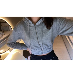 Hoodie - SUPER fin croppad hoodie från lounge, den har tyvärr blivit för liten för mig, storlek XS