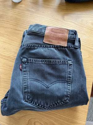 Riktigt feta jeans från Levis i modellen 501. Nyskick och knappt använda. Mörkgråa. W:32 L:32