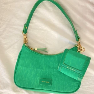 Grön handväska   - Ideal of Sweden. Köpt för 700kr. Bra skick💚