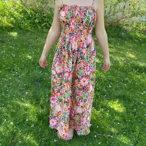 KLÄNNING 🌷 - !!! INTRESEKOLL !!! Säljer denna luftiga klänningen som passar perfekt till sommaren.