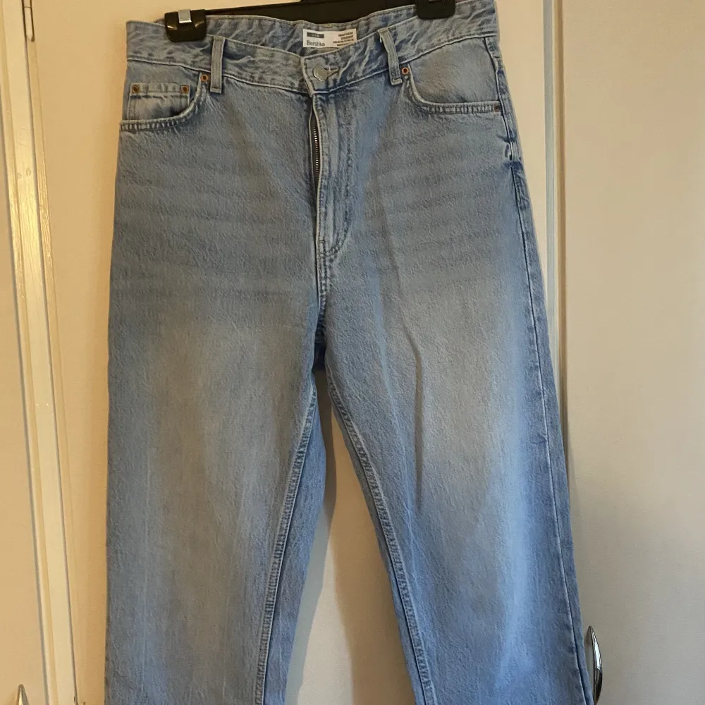 Straightleged jeans i storlek 42. Innerbenslängd ca 80cm. Aldrig använda.. Jeans & Byxor.