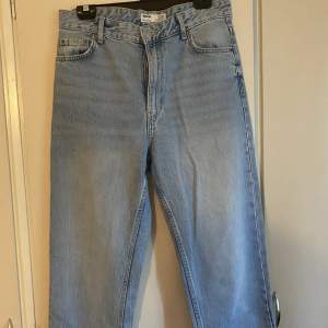 Straightleged jeans i storlek 42. Innerbenslängd ca 80cm. Aldrig använda.