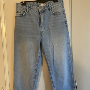Jeans - Straightleged jeans i storlek 42. Innerbenslängd ca 80cm. Aldrig använda.