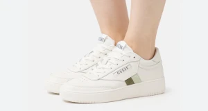 Helt nya Guess skor! - Säljer dessa helt nya guess skor då de var förstora på mig. Har endast gått med de ute en gång, då jag kände att de glappade. Strl 38. Nypris 1079. Pris kan diskuteras!