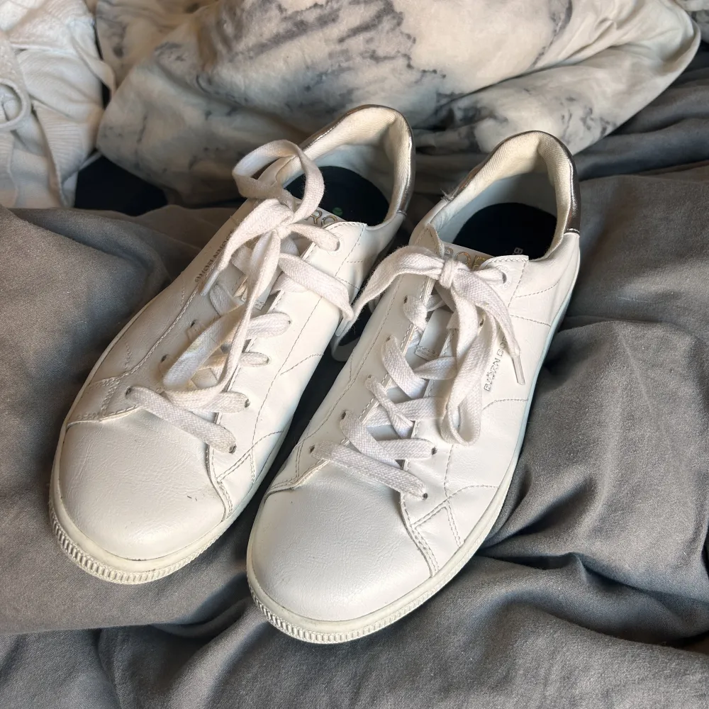 Säljer dem här Björn Borg skorna då dem aldrig kommer till användning, storlek 37, nypris 899💞💗 Nästan helt oanvända. Använda max 2-3 gånger därav priset!! 🤩🤩🤩 Vid snabbt köp kan vi diskutera priset💘. Skor.