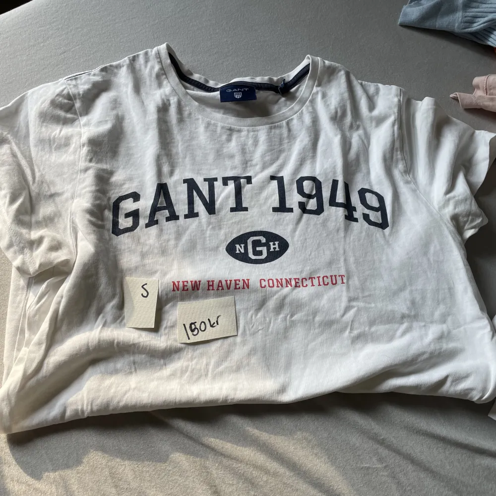 En vit t-shirt från Gant jätte mjuk och skön.. T-shirts.