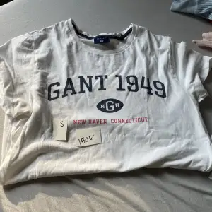 En vit t-shirt från Gant jätte mjuk och skön.