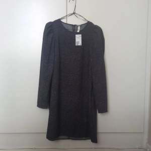 New navy/black dress with white dots. Puffy sleeves. Size M. No return, shipping is not included.