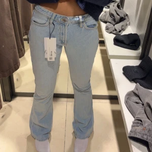 Lågmidjade jeans - Extra lågmidjade Zara jeans storlek 34, nyskick! Slutsålda på hemsidan! (Har en liten ”rosaaktig färgning” nere på ena benet men inget som syns, skriv för bild)