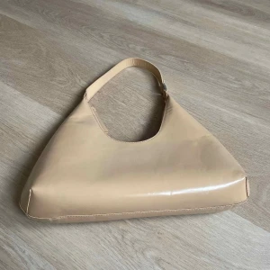 By Far Väska  - Säljer min jättefina väska från By Far i modellen ”Amber” och i färgen ”Biscuit”! Väldigt bra skick 🫶🏼