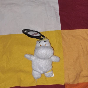Mumin nyckelring  - Nyckelring som gavs i happy meal för antal år sedan. Har legat i en låda.       För mer info skicka pm. Köparen står för frakten. Ansvarar inte för paketet under frakt.
