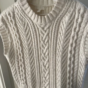 Finstickad väst - En mysig o fin stickad väst från H&M. Bra skick och inga tecken på användning. Skriv för fler bilder eller frågor 💓