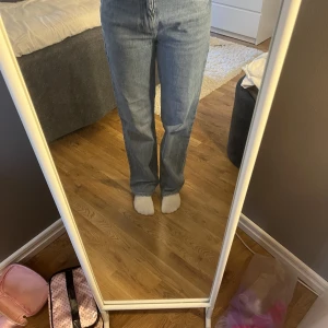 Jeans från Bik Bok - Högmidjade blåa jeans från Bik Bok. Knappt använda. Köparen står för frakten💗💗