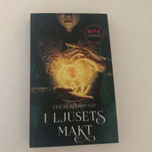 I ljusets makt - En helt ny bok. Jag fick den i present men jag har redan boken så jag har aldrig läst i den.