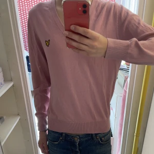 Stickad tröja från Lyle and Scott - Jättefin stickad tröja från Lyle and Scott. Nästan aldrig använd. Storlek L men är ganska liten i storleken. Fraktkostnad kan tillkomma. 