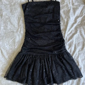 Svart klänning  - Klänning ifrån Gina Tricot i storlek S💕💕 Som ny, inga defekter. Bara att fråga om du vill ha bilder med den på!