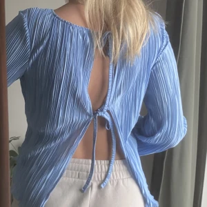 blå festopp - supersnygg ljusblå topp, aldrig använd! slutsåld på nakd