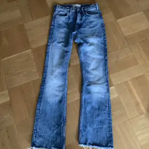 Jättefina zara jeans som tyvärr är för stora för mig så säljer dem :( fick dem av en kompis så begagnade men använda varsamt så mycket fint skick!! Modellen är vintage flare och skriv om ni har några frågor❤️❤️❤️