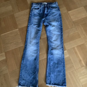 Zara vintage flare  - Jättefina zara jeans som tyvärr är för stora för mig så säljer dem :( fick dem av en kompis så begagnade men använda varsamt så mycket fint skick!! Modellen är vintage flare och skriv om ni har några frågor❤️❤️❤️
