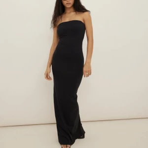 Lång klänning  - Slutsåld bandeau klänning från NA-KD i strl M 