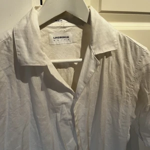 Vit linneskjorta lindbergh - Lindbergh. Stryks innan försäljning