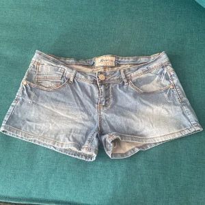 Snygg and jeans shorts  - Säljer dehär snygga vintage lowrise jeans shortsen som är perfekt till sommaren. Säljer pga av att de inte passar mig🥰🥰 Midjemått:40 cm Längd:25 cm 