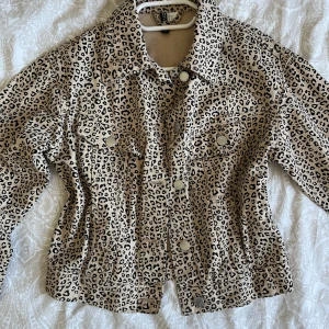 Leopard jacka - Leopardmönstrad kort jacka ifrån hm i storlek Xs, använd få gånger 💕