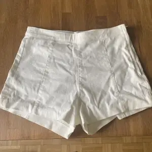 Vita shorts med dragkedja vid sidan