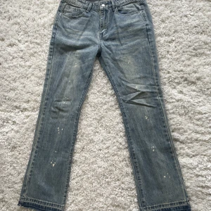 Flared Distressed Jeans - Flared distressed jeans från ”black icon” i storlek 31 Tillåter jeansen att gå ner över skorna mycket snyggt