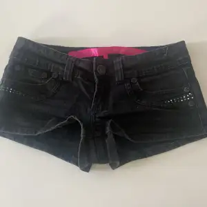 INTRESSEKOLL!!! Intressekoll på dehär svarta jeans shortsen, är inte säker på om jag vill sälja så säljer endast om någon kommer med ett bra prisförslag ❣️