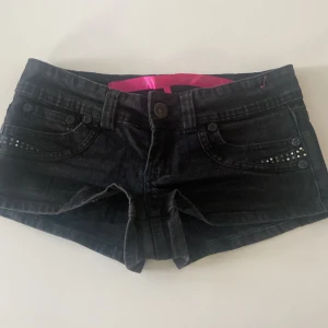 Intressekoll!!!! - INTRESSEKOLL!!! Intressekoll på dehär svarta jeans shortsen, är inte säker på om jag vill sälja så säljer endast om någon kommer med ett bra prisförslag ❣️