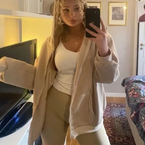 Zip up - Oversized zip up, den är lite knottrig på utsidan men superskönt inuti. Kan skickas mot frakt eller mötas upp i Falun. Storlek M/L🥰