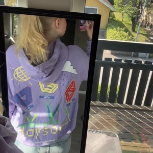 Lila hoodie  - Lila hoodie från asos med texten ”grow with time” och ”daysocial” tryckt på ryggen. Skriv privat för bättre bilder💕💕