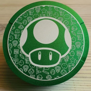 Aluminium snusdosa! "1 UP" - Splitt ny ändast uppackad för gravering. Ljus metallic grön 3 delad snusdosa med bjudlock. Graverad på top och botten. 