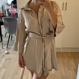 Zara klänning  - Klänning från Zara med skärp i midjan som köptes förra sommaren. Endast använd en gång. Klänningen behöver strykas men är annars i fint skick! Storlek S 