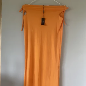 Kjol från Nelly  - Somrig långkjol från Nelly, helt oanvänd.