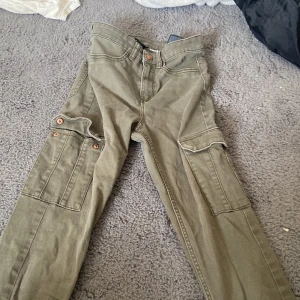 Cargo pants  - Snygga militärgröna cargo byxor! Flitigt använda men super fint skick! Hade själv behållt de om de inte var för små! Riktigt fina med praktiska fickor!💚