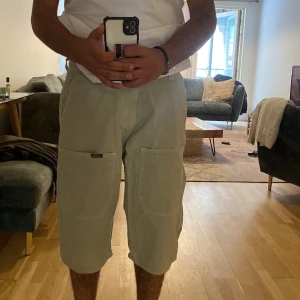 Cargo shorts - Fett fina beige cargo jorts, M storlek runt 32W 32L. 