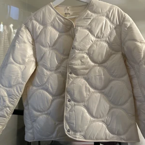 Jacka  - Säljer denna snygga jacka från Mango i storlek L men passar M och S för en ”oversized” look. Perfekt nu till våren och sommaren!