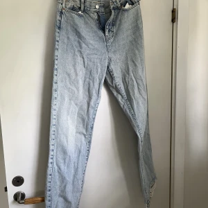 Blåa jeans med slitningar - Blåa jeans med slitningar nedtill. Jeansen kommer från Gina trugor och är storlek 36