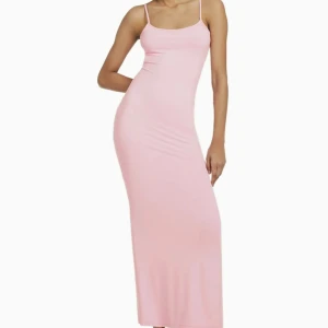 BERSHKA skims - Helt oanvänd med prislapp på. Jätte snygg och formar sig efter kroppen! Köparen står för frakten 